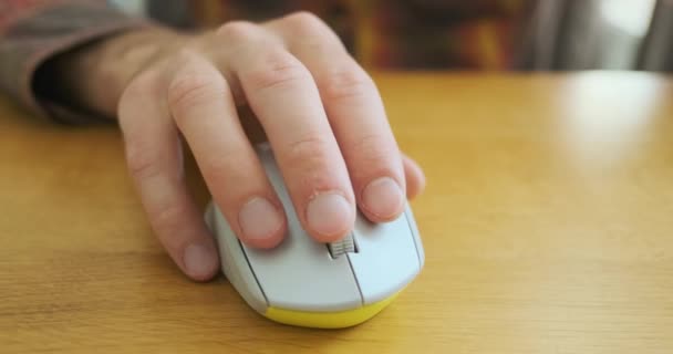 人間の手はコンピュータマウスで作業を開始します サイドビュー クローズアップ ボタンをクリックし ホイールでスクロールします 高品質4K映像 — ストック動画