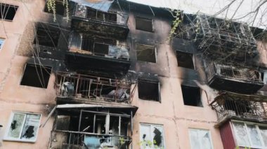 Çok katlı apartmanlarda yanmış daireler. İşgalin ve Ukrayna, Irpen 'deki savaşın sonuçları. Mermilerden zarar gören binalar. Yüksek kalite 4k görüntü