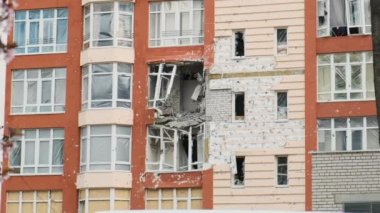 Çok katlı apartmanlarda yanmış daireler. İşgalin ve Ukrayna, Irpen 'deki savaşın sonuçları. Mermilerden zarar gören binalar. Yüksek kalite 4k görüntü
