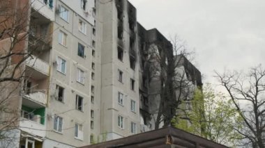 Çok katlı apartmanlarda yanmış daireler. İşgalin ve Ukrayna, Irpen 'deki savaşın sonuçları. Mermilerden zarar gören binalar. Yüksek kalite 4k görüntü