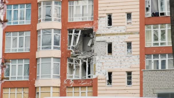 複数階建ての住宅建築物でアパートを焼きます 占領とウクライナでの戦争の結果 アーペン シェルによって損傷した建物 高品質4K映像 — ストック動画
