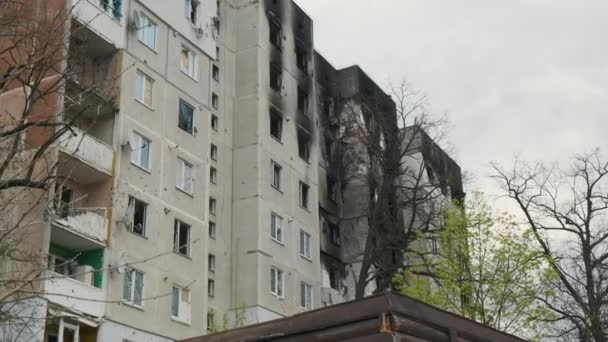 在多层住宅大楼中烧毁公寓 占领和乌克兰战争的后果 伊尔彭 被炮弹损坏的建筑物 高质量的4K镜头 — 图库视频影像