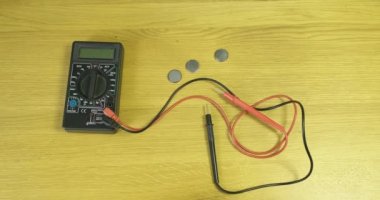 Bir erkeğin eli çoklu sayacı açar. Yakın plan. Masaüstü. LCD ekranı. Yüksek kalite 4k görüntü