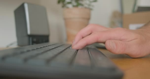 Mans Hand Börjar Skriva Datorns Tangentbord Närbild Sidovy Begreppet Start — Stockvideo