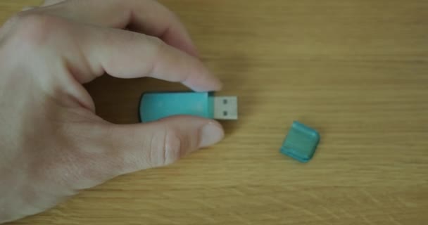 Mans Hand Holds Flash Drive Closes Connector Protective Cap Close — Stockvideo