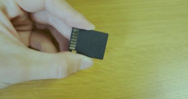 Erkek el mikro SD adaptöründen hafıza kartını çıkarır. Yüksek kalite 4k görüntü