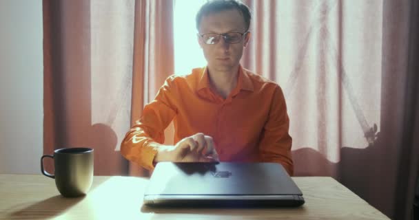 Mladý Muž Začne Pracovat Laptopu Otevře Notebook Posadí Stůl Proti — Stock video