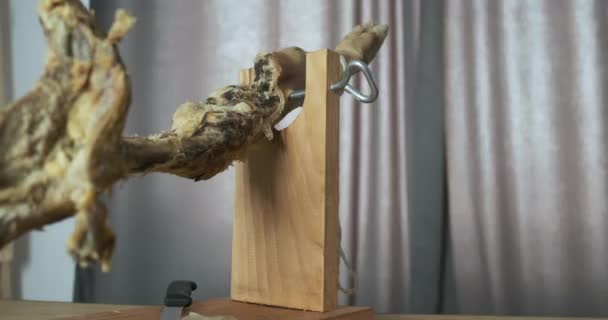 Véget Vetek Láb Jamonnak Jamonon Kéz Lecsavarja Hústartót Eltávolítja Megrágott — Stock videók