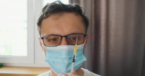 Lekarz Przygotowuje Lek Cienkiej Strzykawce Wyciska Nadmiar Płynu Krople Igieł — Wideo stockowe