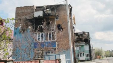 Çok katlı apartmanlarda yanmış daireler. İşgalin ve Ukrayna, Irpen 'deki savaşın sonuçları. Mermilerden zarar gören binalar. Yüksek kalite 4k görüntü