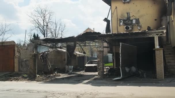 Guerra Ucrania Destruyó Casas Irpen Quemado Garaje Casa Imágenes Alta — Vídeos de Stock