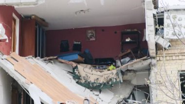 Duvarı olmayan bir ev, apartmandaki mobilyalar, yıkılmış bir duvar. Yıkılmış ev, Ukrayna 'da savaş, bombardımanın sonuçları. Yüksek kalite 4k görüntü