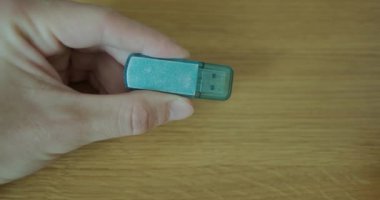 Mans el flaş belleği tutar, konnektörü koruyucu bir kapakla açar. Kapatın. Yüksek kalite 4k görüntü
