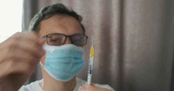 Médico Máscara Médica Óculos Removem Tampa Seringa Insulina Close Retrato — Vídeo de Stock