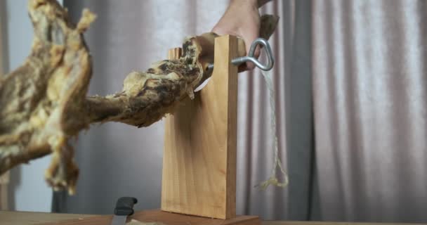 Eine Männerhand Die Ein Leeres Jamonbein Den Ständer Schraubt Nahaufnahme — Stockvideo