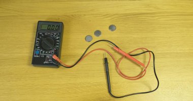 Bir erkeğin eli çoklu sayacı açar. Yakın plan. Masaüstü. LCD ekranı. Yüksek kalite 4k görüntü