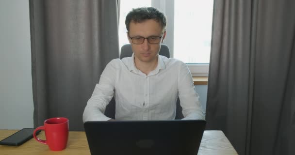 Pracovník Kanceláře Unavený Pracovat Počítači Sundá Brýle Zavře Víko Laptopu — Stock video