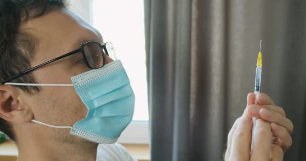 Läkaren Bereder Läkemedlet Tunn Spruta Kramar Överflödig Vätska Nåldroppar Ansiktet — Stockvideo