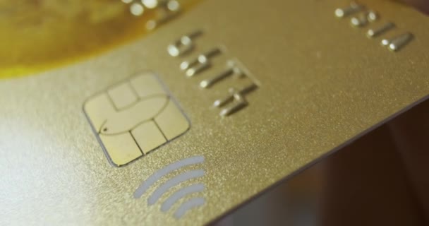Macro Gouden Creditcard Chip Paypass Contactloos Betaalbord Hoge Kwaliteit Beeldmateriaal — Stockvideo