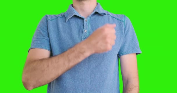Неузнаваемый Человек Показывающий Большие Пальцы Фоне Груди Цветная Клавиша Зеленый — стоковое видео