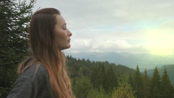 Beautiful Woman Looks Bright Sun Mountains Green Forest Portrait Close — Stock video