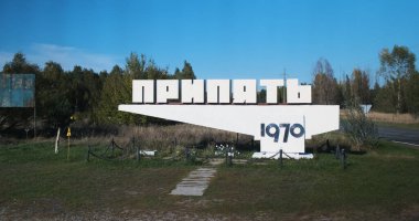 Yeşil ağaçların arka planına karşı Pripyat şehrinin somut işareti. Hayalet şehir, Çernobil faciası. Yüksek kalite 4k görüntü