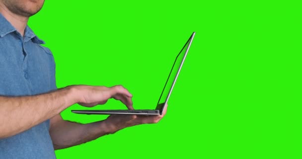 Felismerhetetlen Férfi Gépel Laptopján Hüvelykujját Felfelé Mutatva Oldalnézet Zöld Képernyő — Stock videók