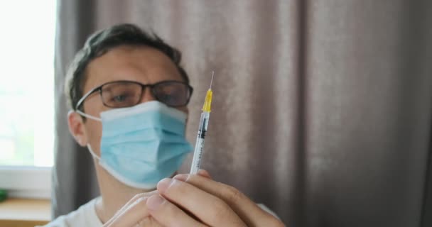 Doktor Ilacı Ince Şırıngayla Hazırlıyor Fazla Sıvıyı Sıkıyor Ğne Düşer — Stok video