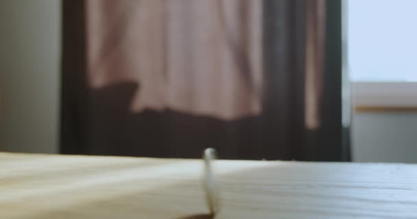 Moeda Amarela Gira Toda Superfície Madeira Mesa Lançando Uma Sombra — Vídeo de Stock