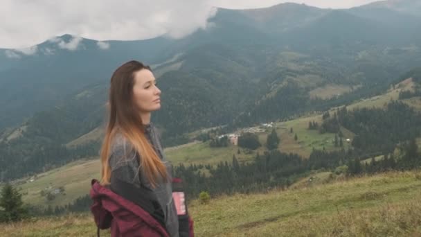 Femme Marche Herbe Verte Sur Fond Belles Montagnes Couvertes Nuages — Video