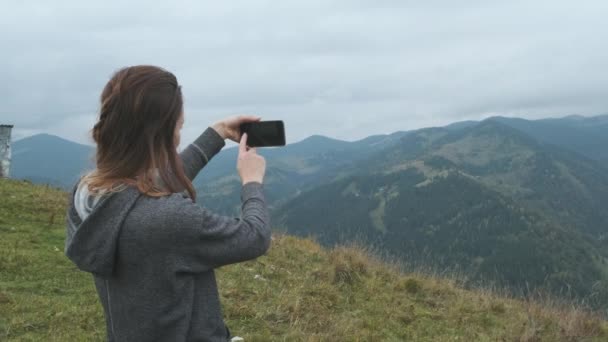 Femme Tire Des Montagnes Sur Smartphone Souriant Photographiant Des Sommets — Video