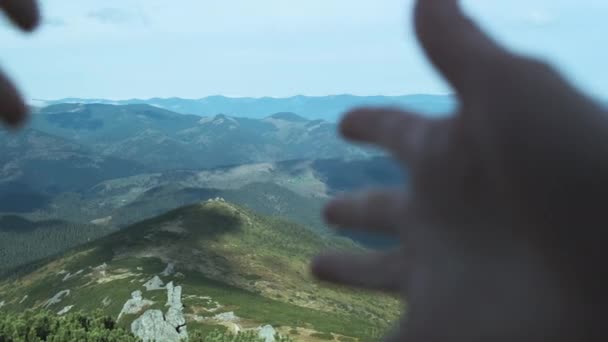 Las Manos Las Mujeres Abren Sus Palmas Vista Montaña Muestra — Vídeos de Stock