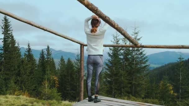 Jovem Mulher Fica Plataforma Madeira Goza Vista Montanhas Floresta Levanta — Vídeo de Stock