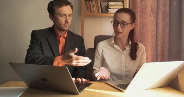 Colegas Homem Mulher Discutindo Laptops Trabalho Escreve Caderno Com Caneta — Vídeo de Stock