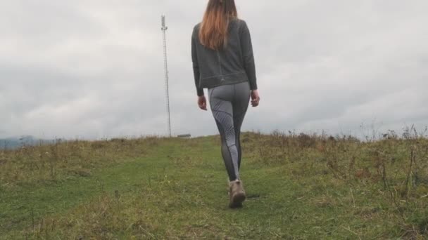 Νεαρή Γυναίκα Περπατά Κατά Μήκος Πράσινο Οροσειρά Προς Κινητό Πύργο — Αρχείο Βίντεο