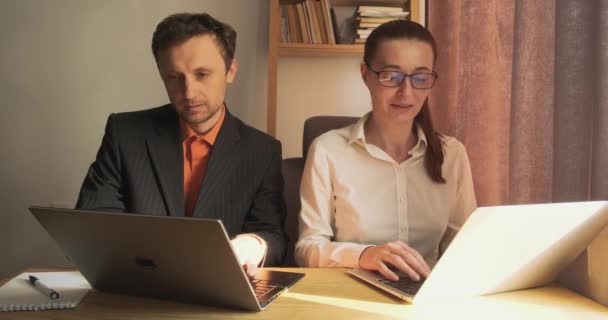 Ein Team Von Männern Und Frauen Arbeitet Computern Die Daumen — Stockvideo