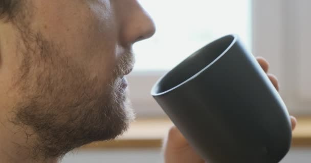 Man Drinkt Morgens Koffie Uit Zwarte Beker Zijaanzicht Close Gezicht — Stockvideo