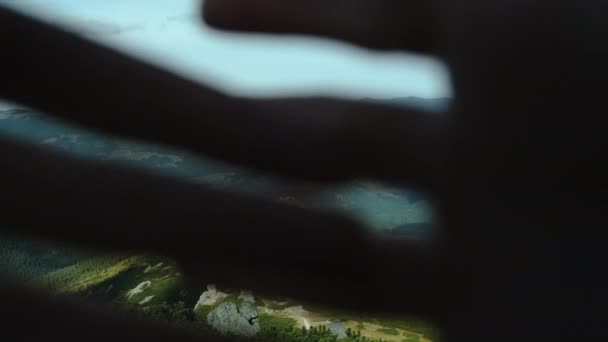 Женские Руки Раскрывают Ладони Увидеть Горы Показать Прекрасный Вид Концепция — стоковое видео