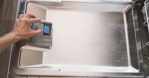 Mans Hand Zet Een Wastablet Vaatwasser Lade Zicht Van Bovenaf — Stockvideo