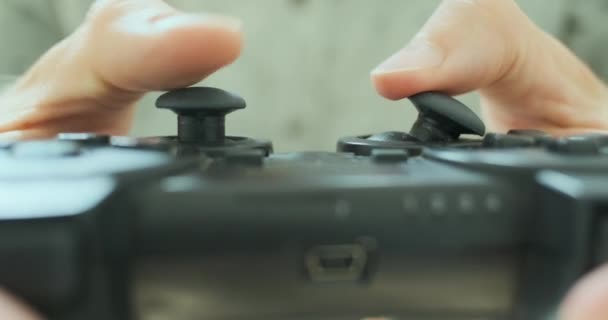 Tangan Laki Laki Memegang Joystick Permainan Dan Memindahkan Tongkat Tekan — Stok Video