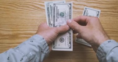 Erkekler para sayar, nakit Amerikan doları. Birinci şahıstan en iyi görüntü. Maaş, kredi, iş, vergi, finans, hizmetler için ödeme, yüksek fiyat kavramı. Yüksek kalite 4k görüntü