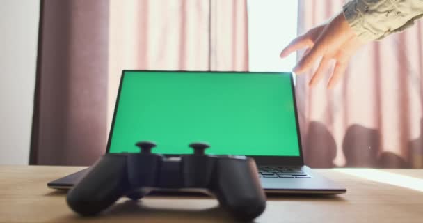 Hand Closes Lid Laptop Green Screen Desktop Gamepad Controller Lies — Wideo stockowe