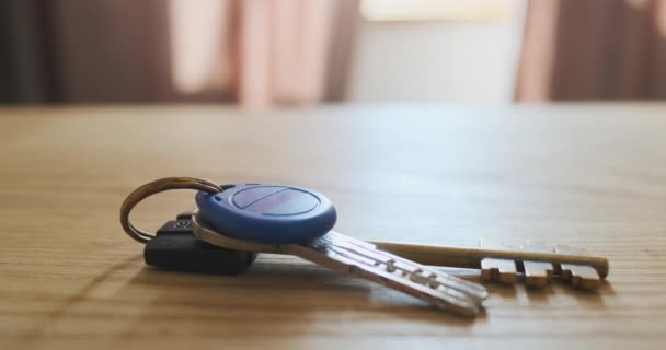 Mans Hand Takes Keys Apartment Table Close Indoors Concept Leaving — ストック動画