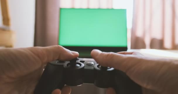 Gamepad Rękach Konsola Gry Tle Zielonego Monitora Mężczyzna Ręce Trzymać — Wideo stockowe