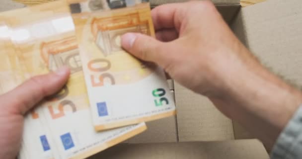 Чоловічі Руки Швидко Підраховують Євро Готівкою Кладуть Валюту Картонну Коробку — стокове відео