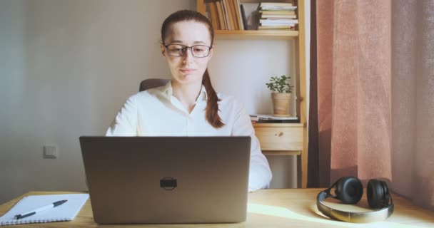 Beautiful Caucasian Woman Dreamily Looks Window While Working Computer Front — Stok video