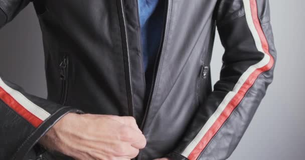 Motorcyclist Zips Black Moto Jacket Close Front View Chest Indoors — Vídeos de Stock