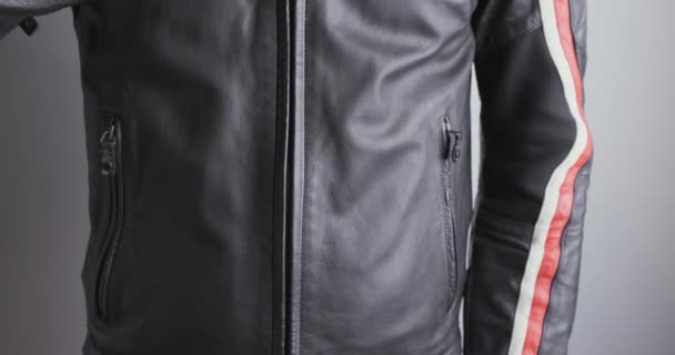 Motorcyclist Unzip Black Moto Jacket Close Front View Chest Indoors — Vídeo de stock