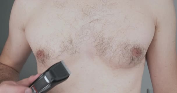 Man Shaves His Chest Hair Electric Clipper Front View Close — Vídeo de Stock