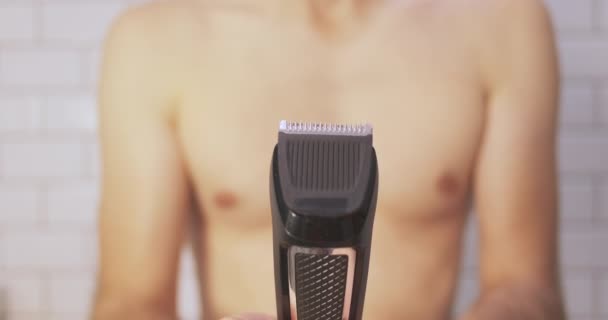 Inclusion Hair Clipper Trimmer Background Blurry Man Naked Chest Skin — Stockvideo